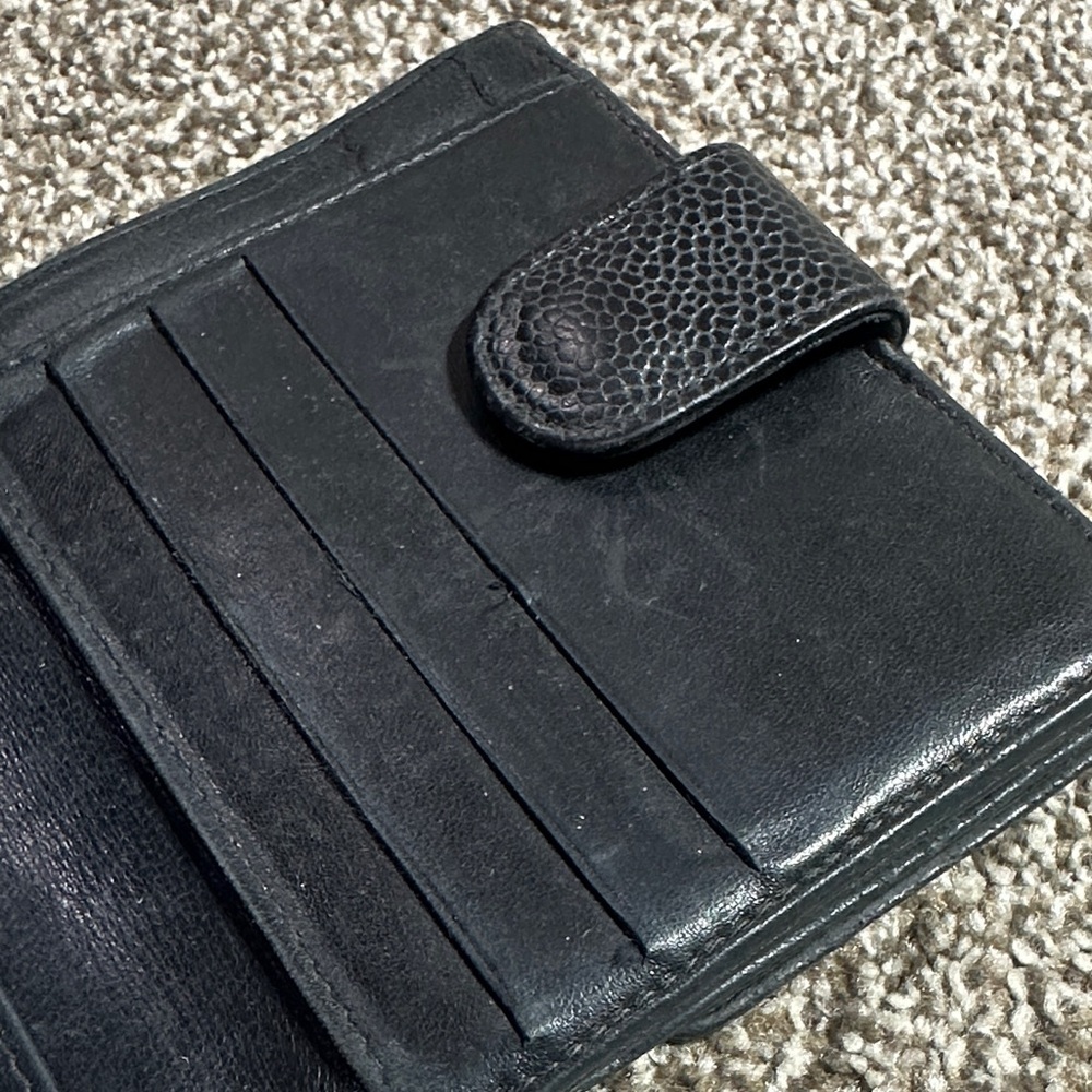 CHANEL AUTHENTIC Black Caviar Leather Card Holder with Embossed CC - Picture 5 of 16